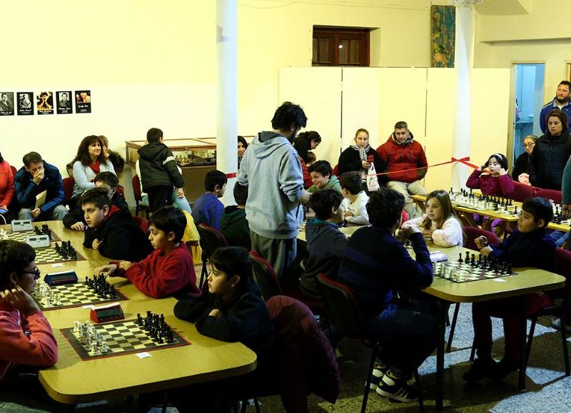 Juego, competencia y entrega de trofeos.