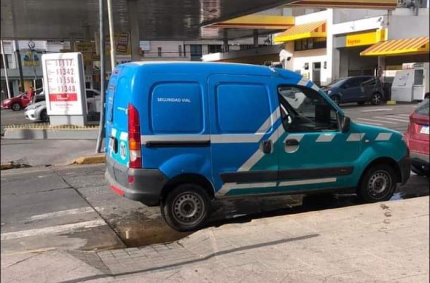 Mal estacionada.