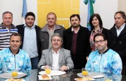 El intendente recibió al nadador Guillermo Marro y al kinesiólogo Andrés Buey