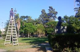 Trabajos de recambio y reparación en las farolas coloniales de tres plazas