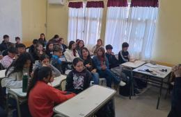 Charla en Acevedo sobre violencia en el noviazgo