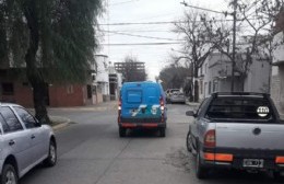 Desesperados por recaudar: una camioneta municipal recorre la ciudad haciendo multas