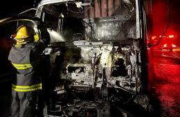 Se incendio un camión en plena autopista