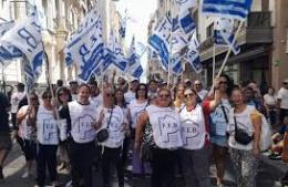 Docentes de FEB marcharon contra el proyecto de ley que pretende declarar esencial a la educación