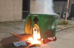 Incendiaron dos contenedores verdes en Barrio Centenario