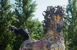 Esculturas gigantes en la EMBA: Una exhibición que sorprende con cada detalle