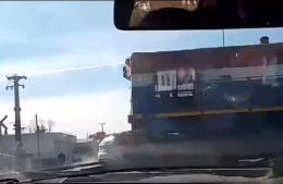 Un auto fue embestido por una locomotora