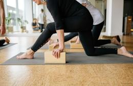 Muestra de yoga del taller de adultos mayores