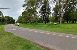 Difícil convivencia en el Parque Municipal entre ciclistas y corredores