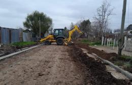 Obras de cordón cuneta y asfalto en diferentes barrios