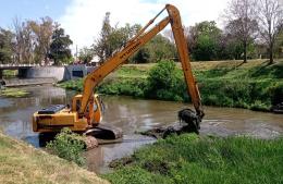 Avanzan las tareas de dragado del Arroyo Pergamino